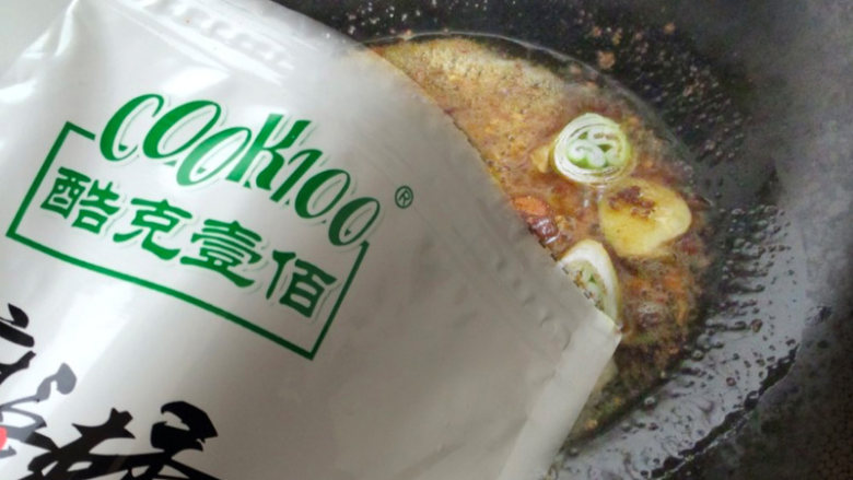 干锅白菜虾,锅里加入花生油,加入葱姜爆香,倒入cook100麻辣香锅底料一勺