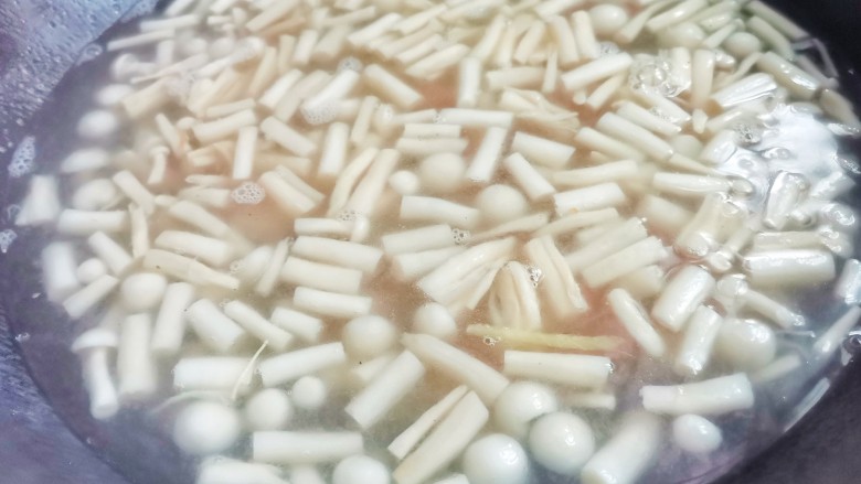白玉菇鸡蛋汤,加入一碗清水煮沸,