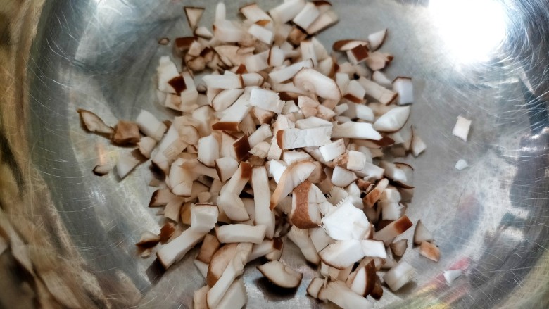 香菇鸡蛋饼,<a style='color:red;display:inline-block;' href='/shicai/ 230'>香菇</a>洗净切碎倒入碗中