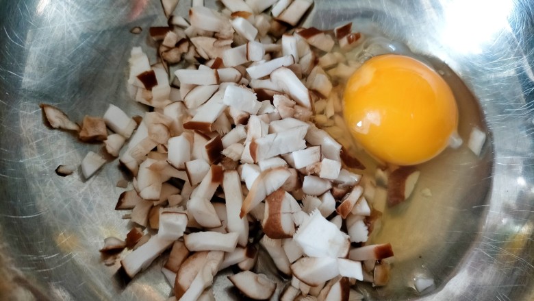 香菇鸡蛋饼,磕一枚<a style='color:red;display:inline-block;' href='/shicai/ 9'>鸡蛋</a>