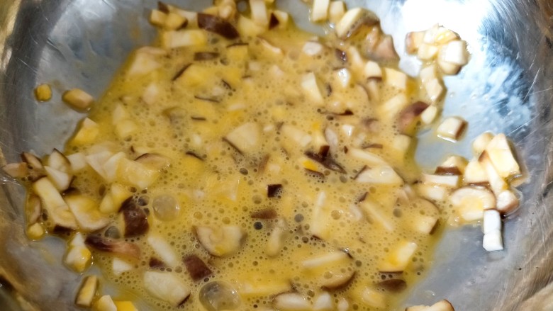 香菇鸡蛋饼,搅拌鸡蛋与香菇丁至混合均匀