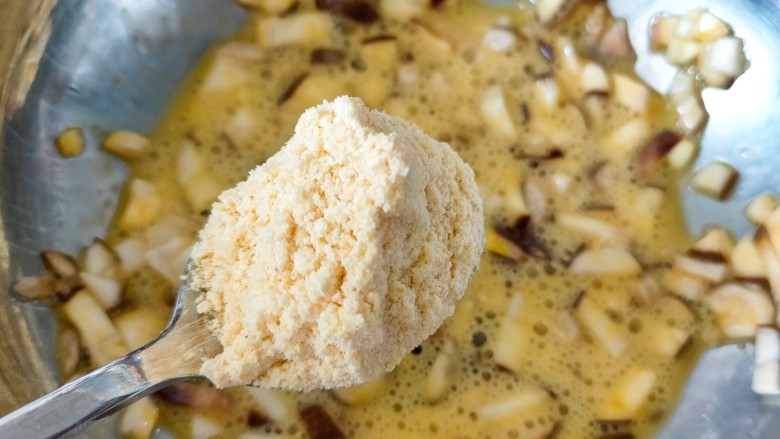 香菇鸡蛋饼,加入<a style='color:red;display:inline-block;' href='/shicai/ 505'>玉米面</a>一勺