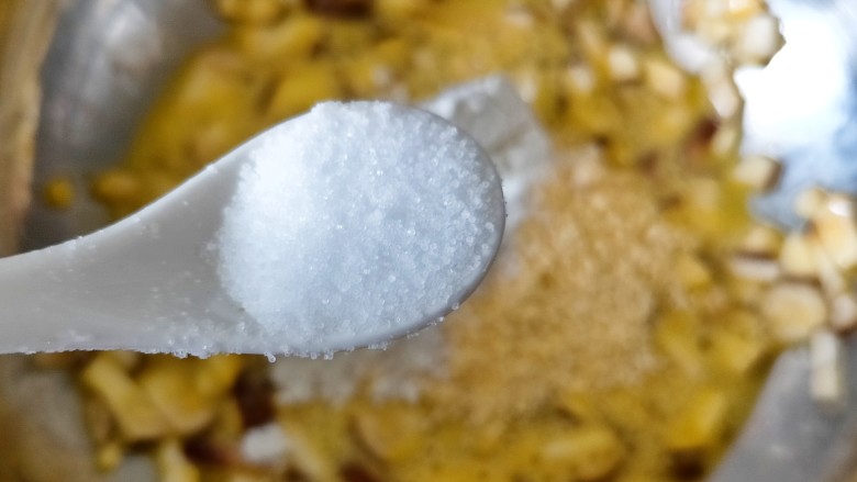 香菇鸡蛋饼,盐少许