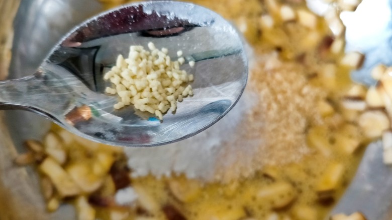 香菇鸡蛋饼,鸡精少许