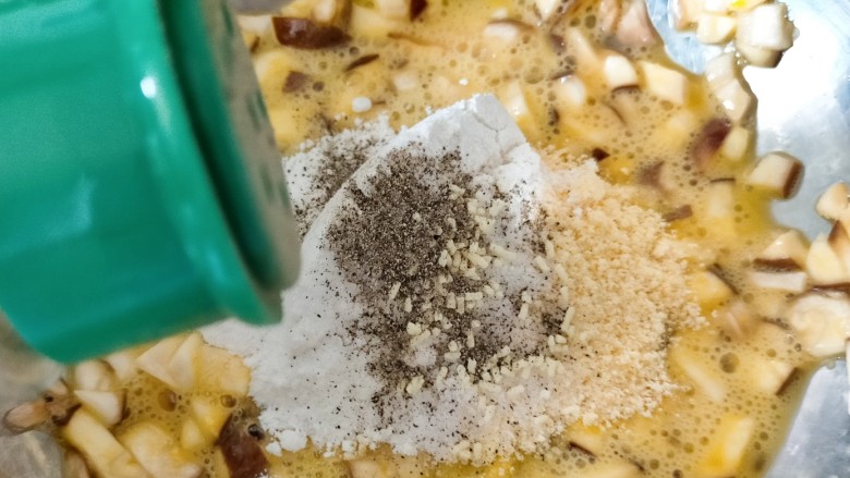 香菇鸡蛋饼,<a style='color:red;display:inline-block;' href='/shicai/ 134340'>黑胡椒粉</a>适量