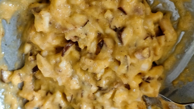 香菇鸡蛋饼,搅拌均匀