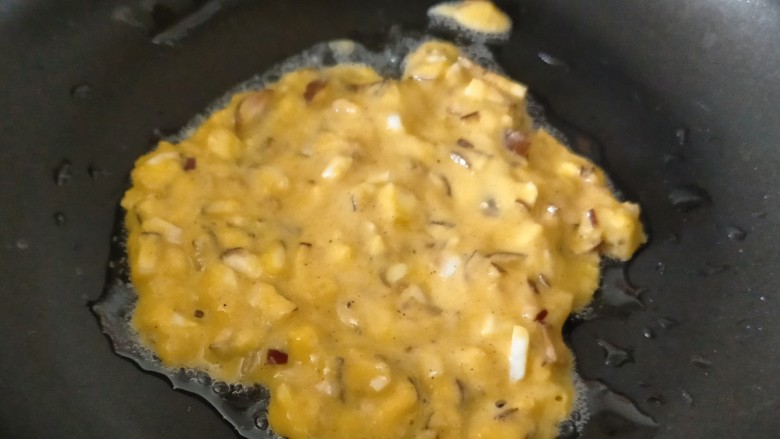 香菇鸡蛋饼,倒入食材煎，全程开小火，就是煤气灶只剩中间一圈