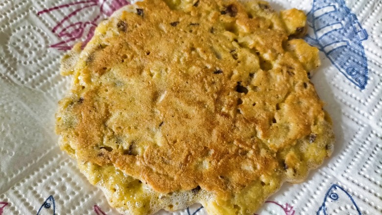 香菇鸡蛋饼,两面金黄即可出锅食用啦
我这次做油放多了，所以煎好放到吸油纸上