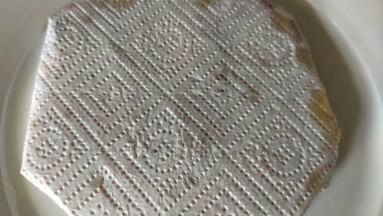 香菇鸡蛋饼,包裹吸去表面的浮油