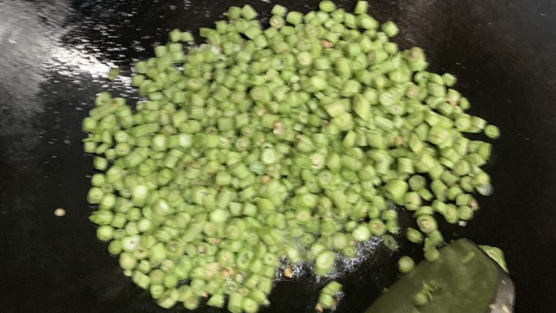素炒碎豆角,倒入豆角。