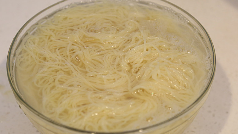 沙茶面,约3分钟后捞起过冷河;