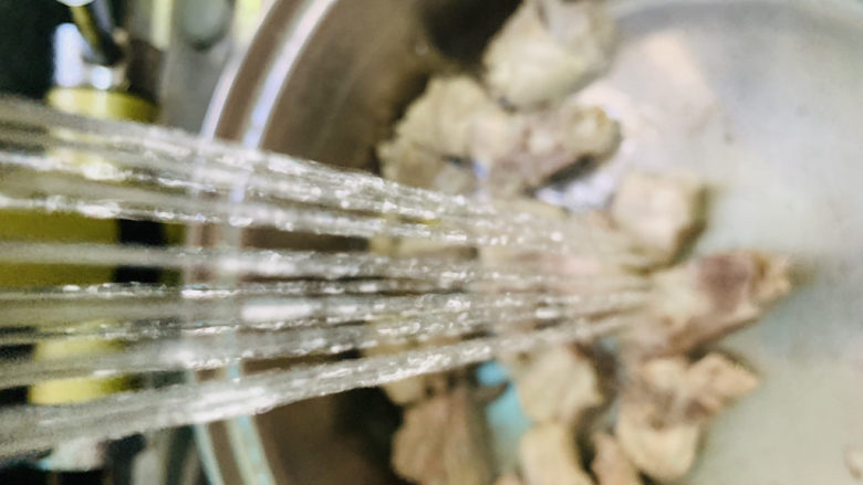 排骨冬瓜汤,捞起,再用清水冲洗干净