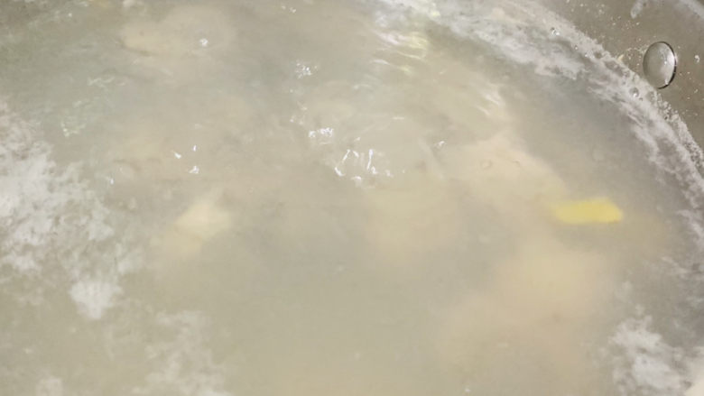 排骨冬瓜汤,加入排骨,焯水
