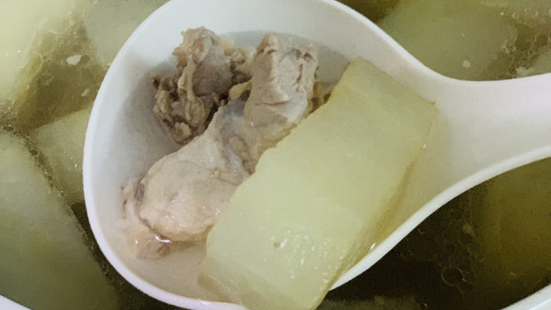 排骨冬瓜汤,时间到起锅,加少许盐,即可