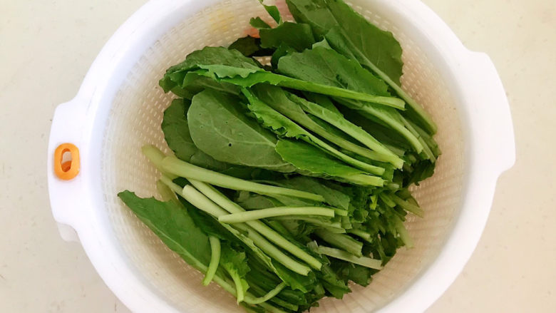 白菜炖豆腐,把小白菜清洗干净,沥干水份,切成2段
