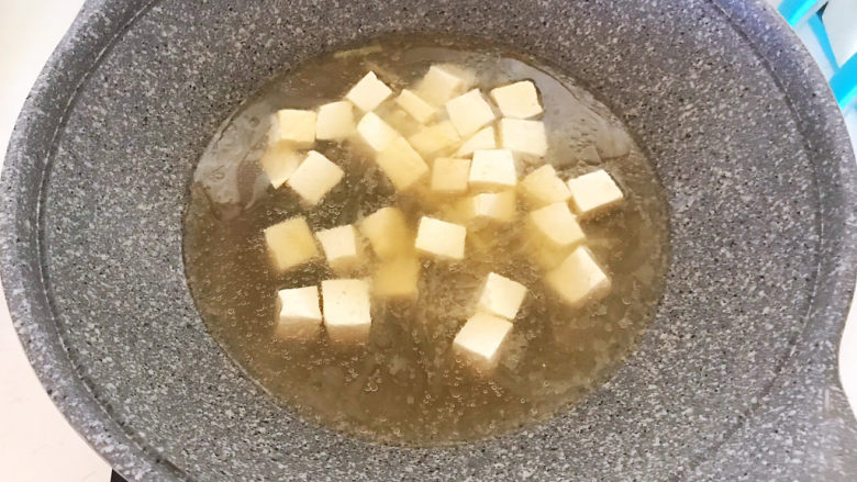 白菜炖豆腐,加入开水,大火烧开后煮5分钟