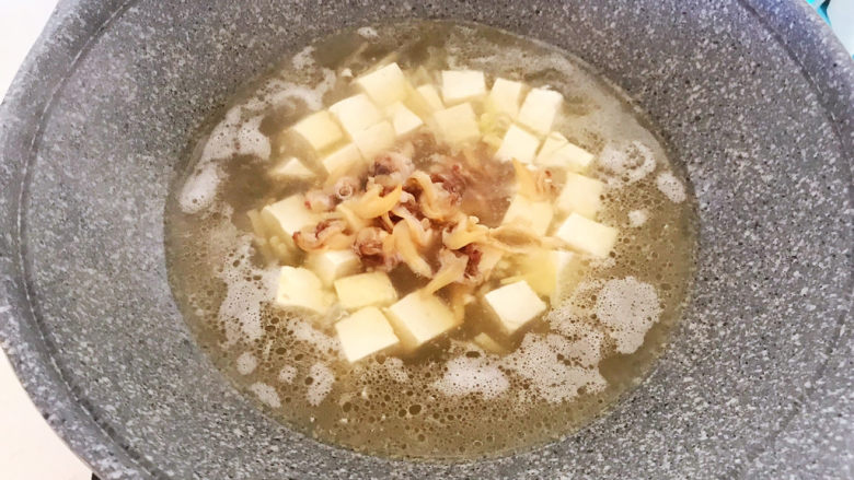 白菜炖豆腐,加入蚬子肉,烧5分钟