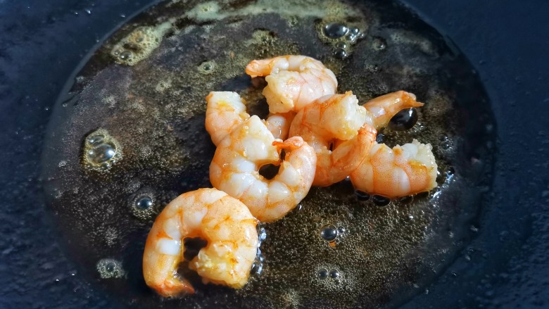 黑椒虾仁炒乌冬面,锅中热油,放虾仁炒至变红,