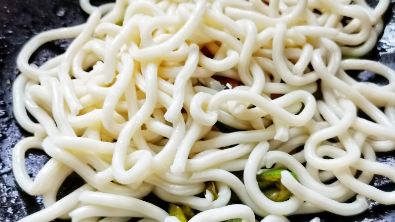 黑椒虾仁炒乌冬面,倒入乌冬面,