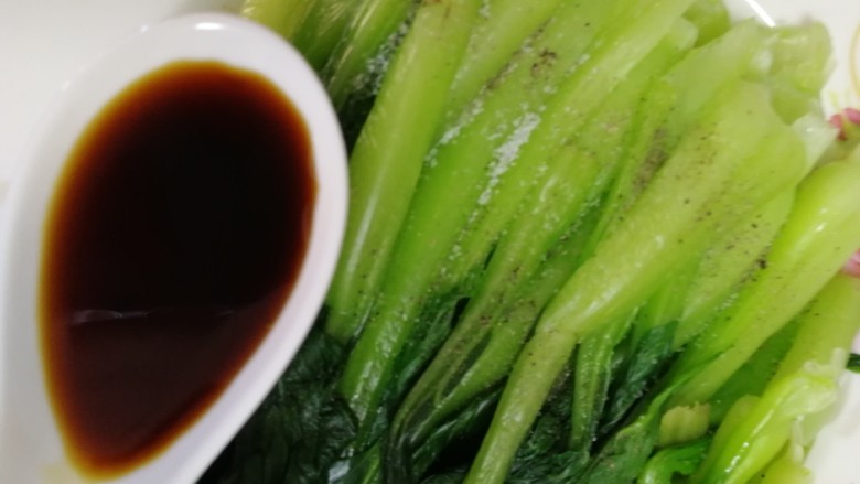 蒜蓉小油菜,一勺半<a style='color:red;display:inline-block;' href='/shicai/ 788'>生抽</a>。