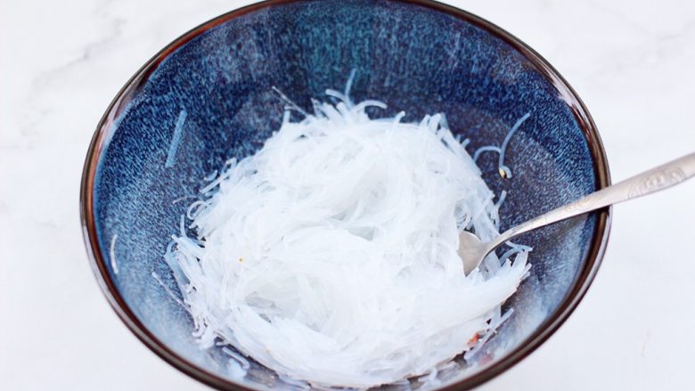 蒜蓉剁椒烤扇贝,泡发好的粉丝,切碎放入碗里。