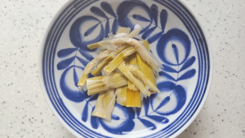 排骨冬瓜汤,这期间我们来处理其他食材,<a style='color:red;display:inline-block;' href='/shicai/ 2856'>笋干</a>需提前浸泡至软
