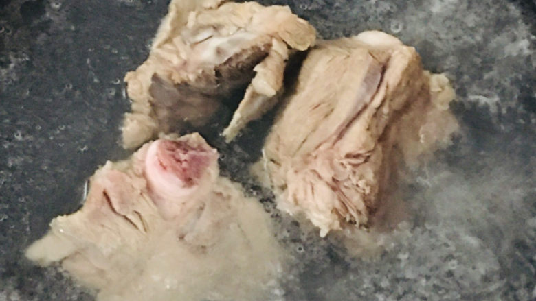 排骨冬瓜汤,排骨洗净,冷水下锅焯水~