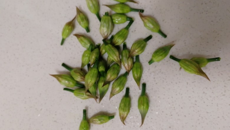 韭苔炒香干,摘掉花苞(未开放的韭菜花)