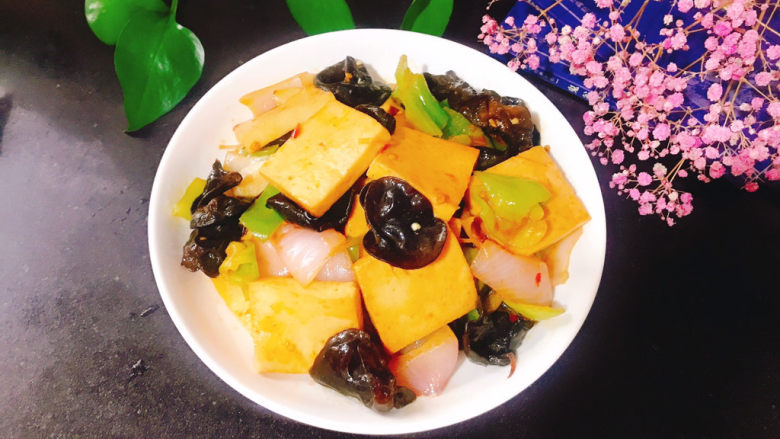 干锅千叶豆腐,盛入盘中或盛入干锅中,干锅底部加生洋葱丝打底(我没有干锅,直接盛入盘中吃了)