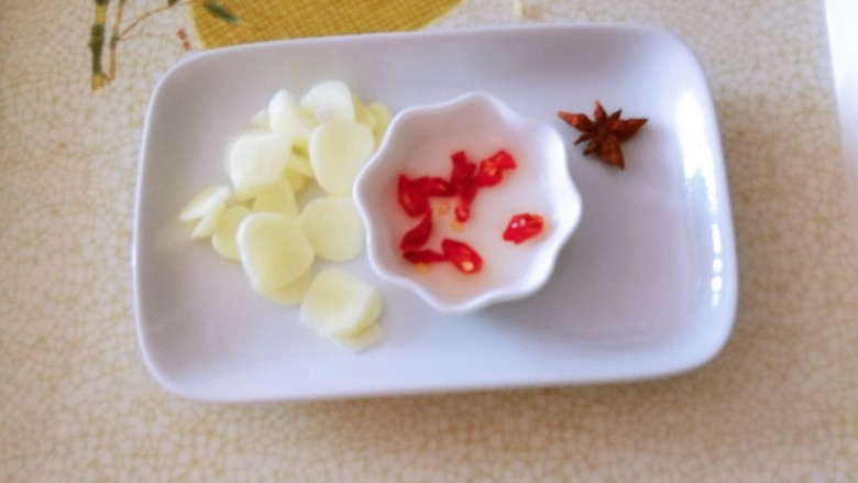 白菜炖豆腐,<a style='color:red;display:inline-block;' href='/shicai/ 3446'>红尖椒</a>切圈 蒜切片