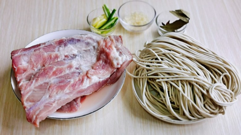 排骨焖面,准备食材,精拍洗干净,冷水泡30分钟,多次换水。