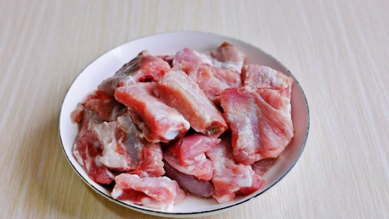 排骨焖面,再用食品剪刀把精排剪小块,再次冷水冲洗。
