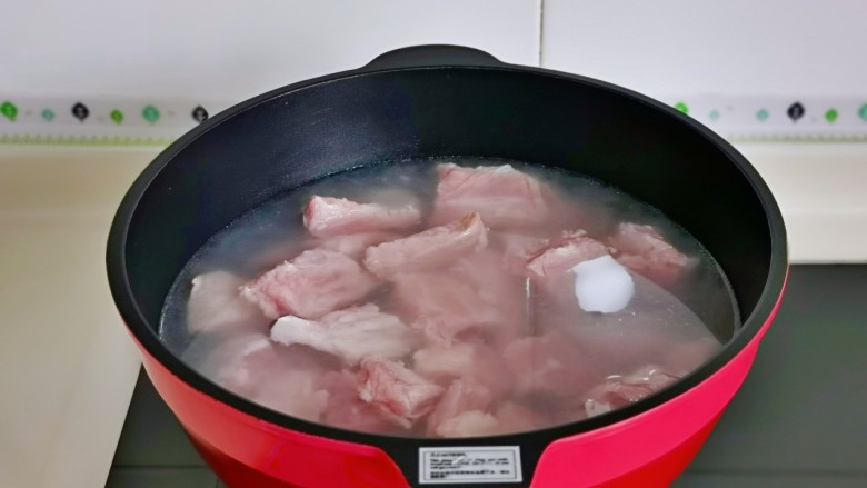 排骨焖面,焯水:冷水下锅,大火烧开煮2-3分钟,捞出用冷水反复冲洗,淋干水分备用。