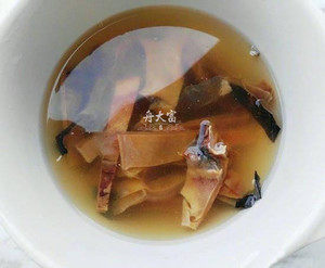墨鱼炖鸡,墨鱼干用剪刀剪成条,用清水浸泡至软,撕去表面黑色的膜