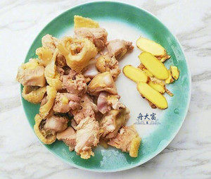 墨鱼炖鸡,土鸡块冷水下锅,放入姜片料酒,去血水
再将吐净血水的鸡块用温水冲洗干净沥干水份