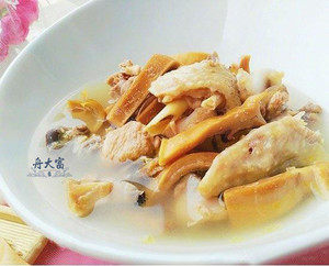 墨鱼炖鸡,咸咸鲜鲜,非常滋补,女生们多喝对皮肤也好哦