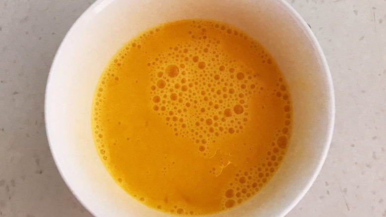 白玉菇鸡蛋汤,鸡蛋液打入碗中调匀