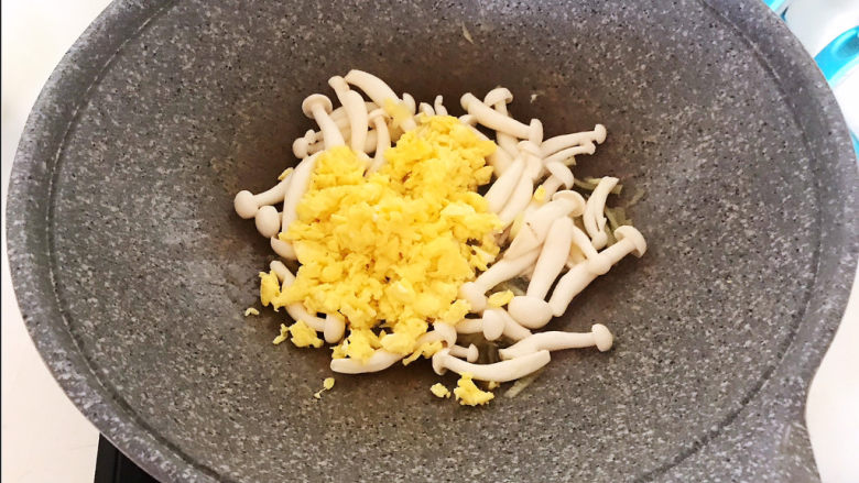 白玉菇鸡蛋汤,加入白玉菇和鸡蛋碎,翻炒均匀
