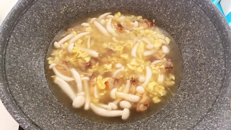 白玉菇鸡蛋汤,加入开水,烧开后煮5分钟