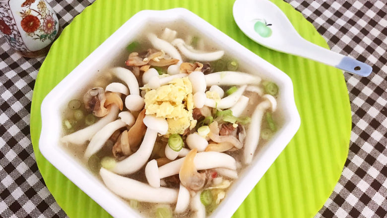 白玉菇鸡蛋汤,白玉菇鸡蛋汤清淡适宜,汤汁鲜美无比~