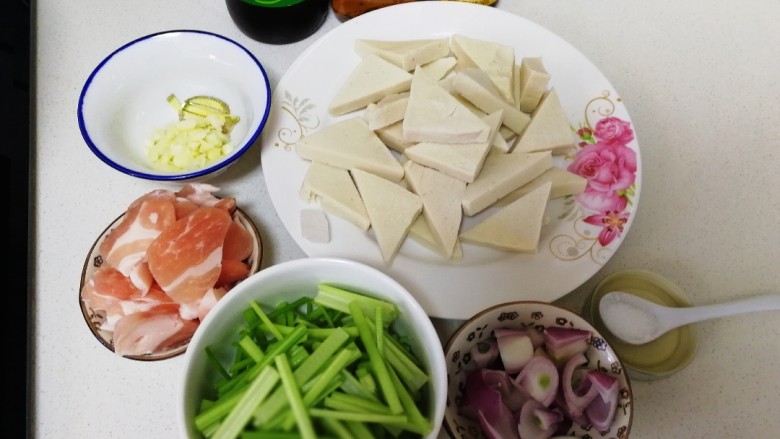 干锅千叶豆腐,全都备好,开始炒。
