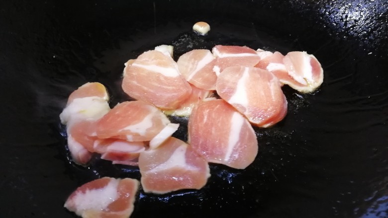 干锅千叶豆腐,放肉片急火翻炒。