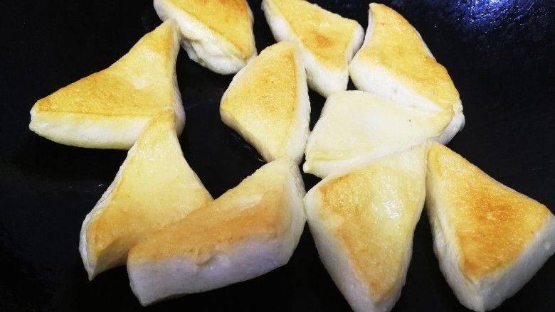 干锅千叶豆腐,中小火煎至豆腐变大鼓起,煎至两面金黄。