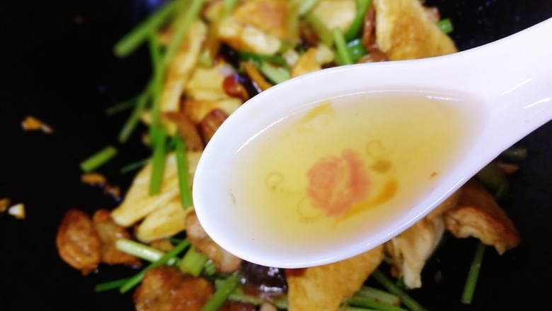 干锅千叶豆腐,一小勺水。(让蚝油和盐融化更好的入味)