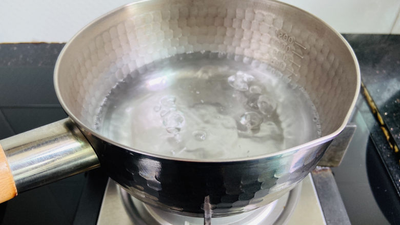 荔枝罐头,锅中加入600ml的饮用水大火烧开(水量根据个人喜好选择)