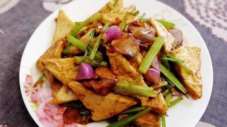 干锅千叶豆腐,鲜嫩入味,开胃下饭。