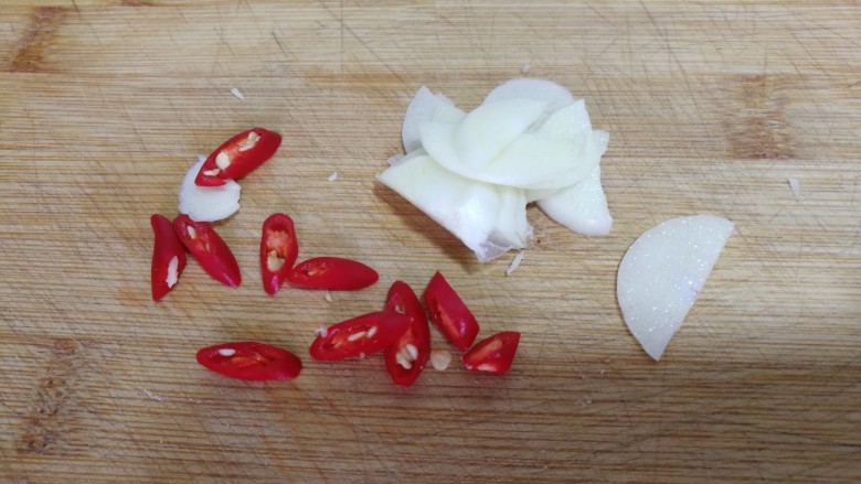 减脂系#香菇荷兰豆鸡肉肠#,小红椒切段,蒜切薄片。