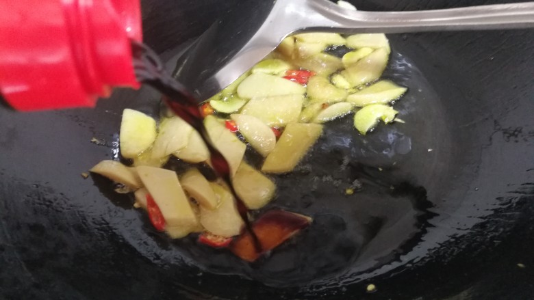 减脂系#香菇荷兰豆鸡肉肠#,放入食量的<a style='color:red;display:inline-block;' href='/shicai/ 692'>酱油</a>,继续翻炒入味儿。