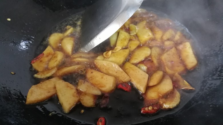 减脂系#香菇荷兰豆鸡肉肠#,炒的鸡肉肠上色,出香味。
