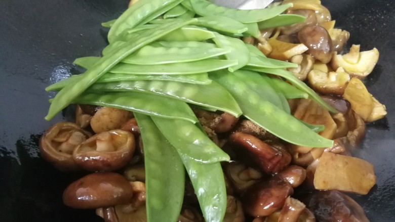 减脂系#香菇荷兰豆鸡肉肠#,放入荷兰豆。